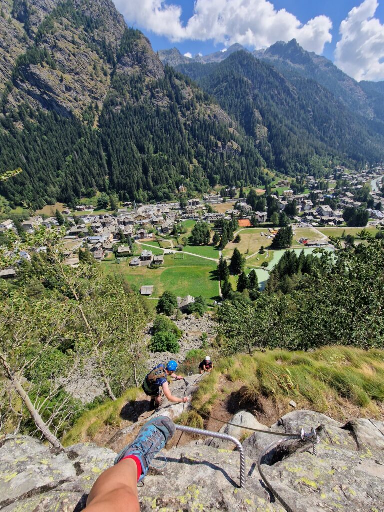 Žmonės via ferrata maršrute