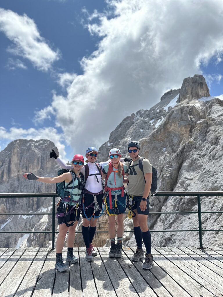 Žmonės su via ferrata maršrutų įranga