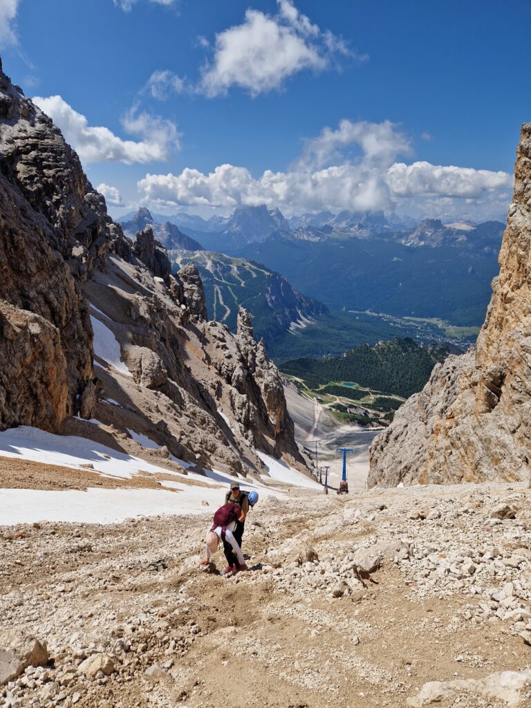 Moteris lipa nuobyrynu ir krentančių akmenų zona Via Ferrata Ivano Dibona maršrute