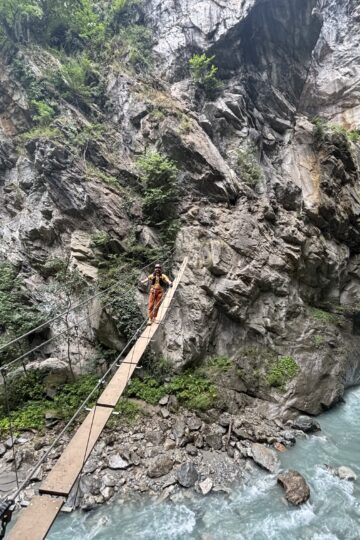 Vyras eina per kabantį tiltą