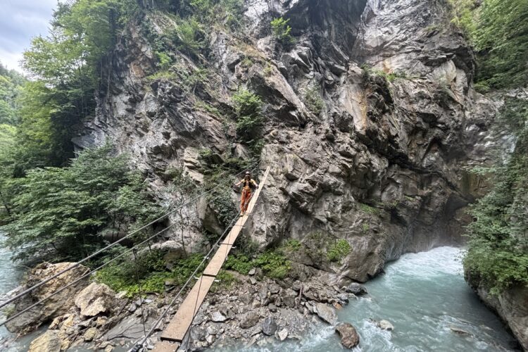 Vyras eina per kabantį tiltą