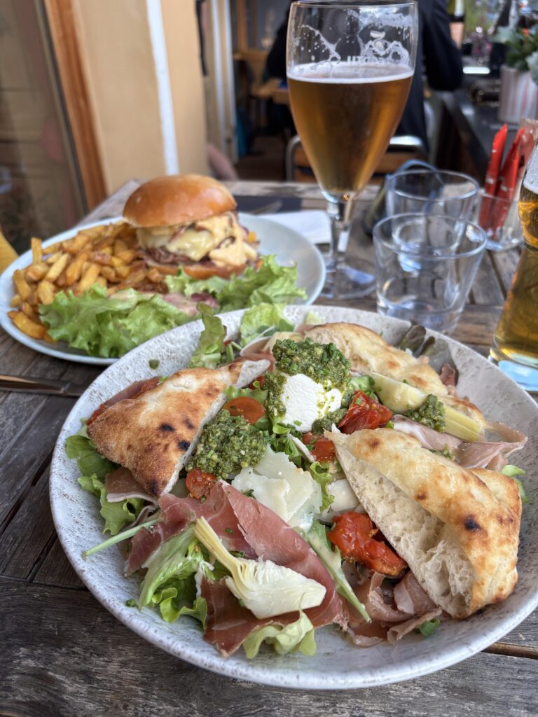 Salotos ir burgeris ant stalo, Rond de Carotte restorane