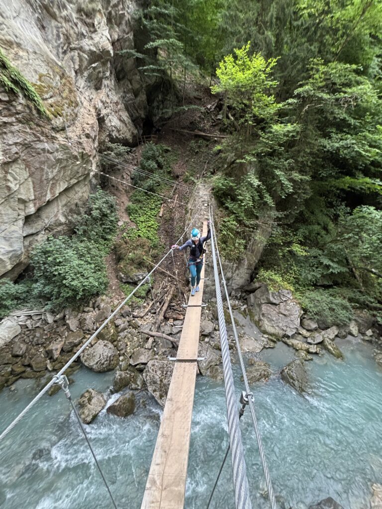 Moteris einanti kabančiu titų via ferrata maršrute