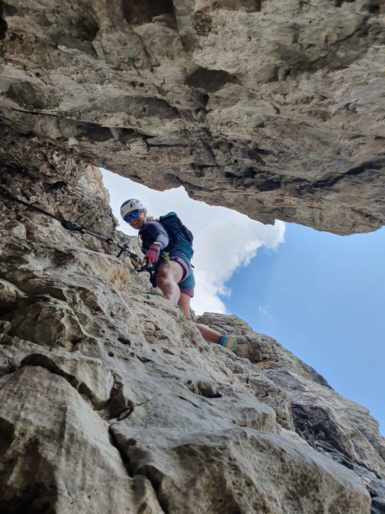 Lipimas via ferrata Cesare Piazzetta kaminu Italijos Dolomituose