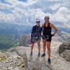 Dvi moterys su via ferrata įranga Piz Boe viršūnėje