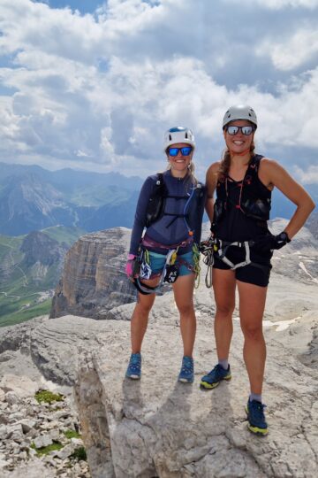 Dvi moterys su via ferrata įranga Piz Boe viršūnėje