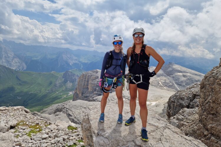 Dvi moterys su via ferrata įranga Piz Boe viršūnėje