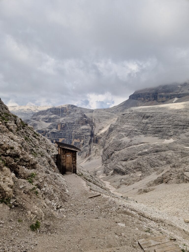 Lauko tualetas netoli Rifugio Forcella Pordoi, pakeliui į Piz Boe viršūnę Dolomitinėse Alpėse