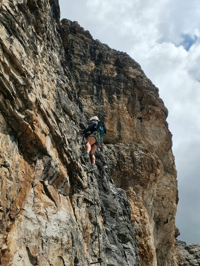 Dolomitinės Alpės, via ferrata Cesare Piazzetta pradžia, 90 laipsnių siena