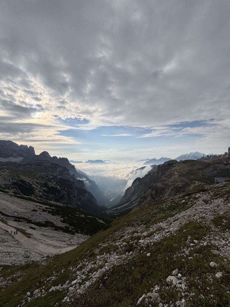 Kalnų slėnyje kabantys rytiniai debesys šalia Rifugio Auronzo