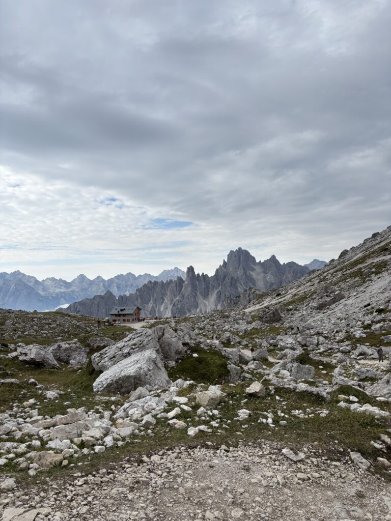 Rifugio Auronzo Italijos Dolomitai ir tolumoje Rifugio Lavaredo trobelė