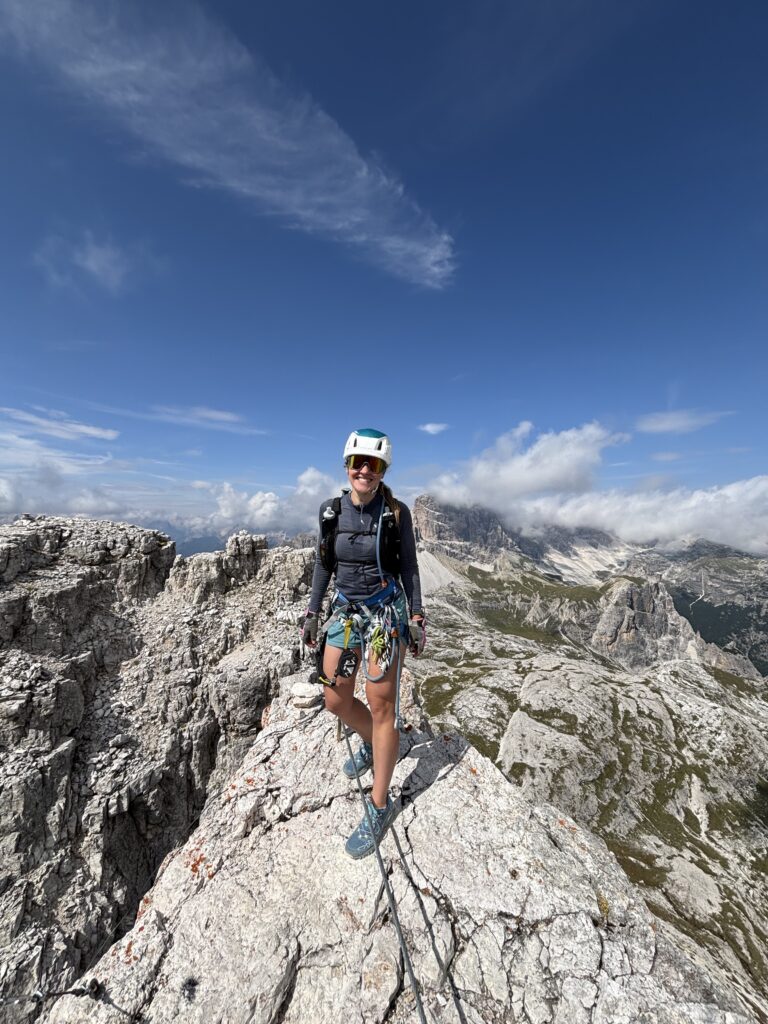 Mergina stovinti Torri di Toblin bokštų viršūnėje
