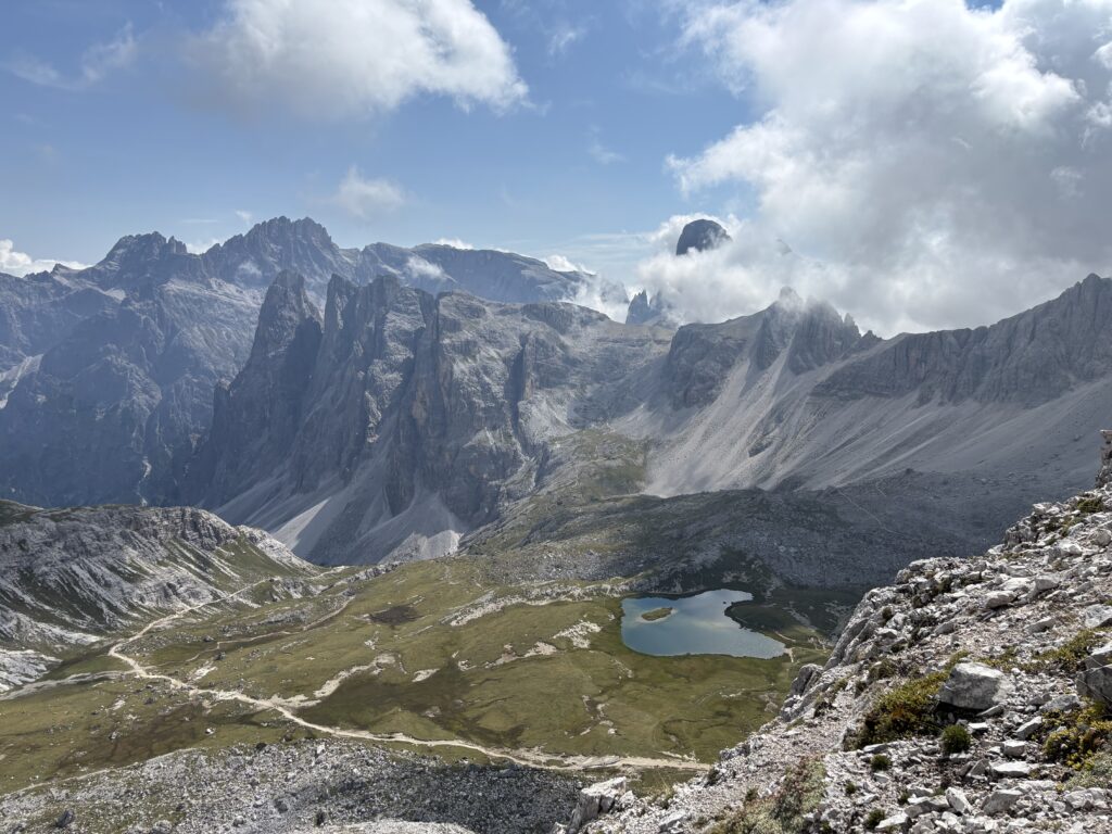 Italijos Dolomitų panorama su ežeriuku, Sesto kalnų grandinė