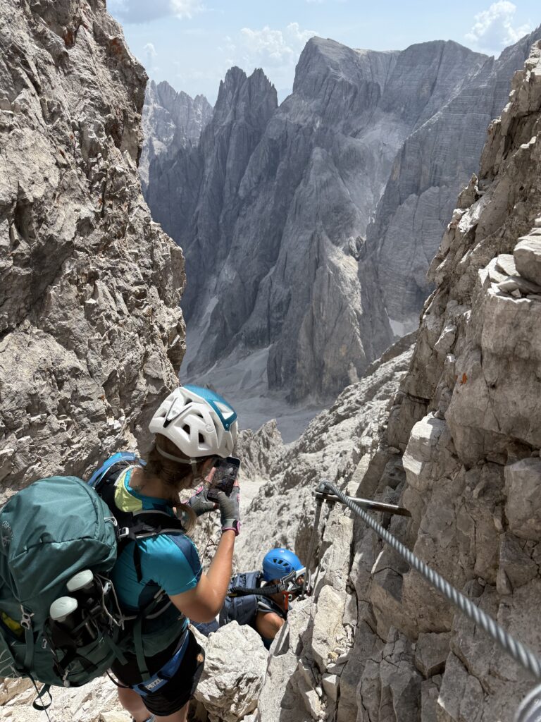 Žmonės Monte Popera Circuit maršrute, besileidžiantys žemyn via ferrata Mario Zandonella