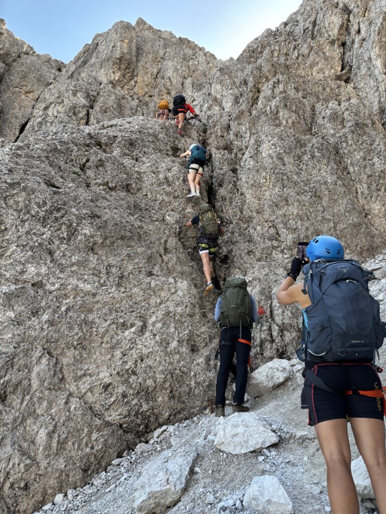 Žmonės lipantys via ferrata Nord į viršų