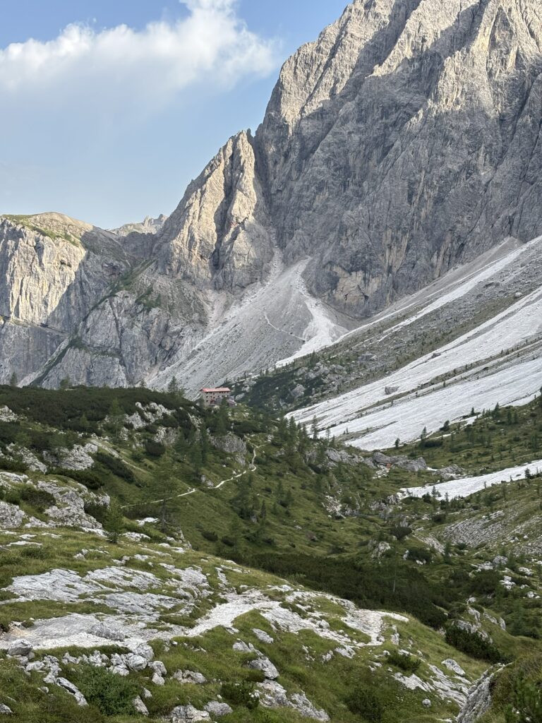 Rifugio Berti trobelė tolumoje, Monte Popera Circuit maršrute