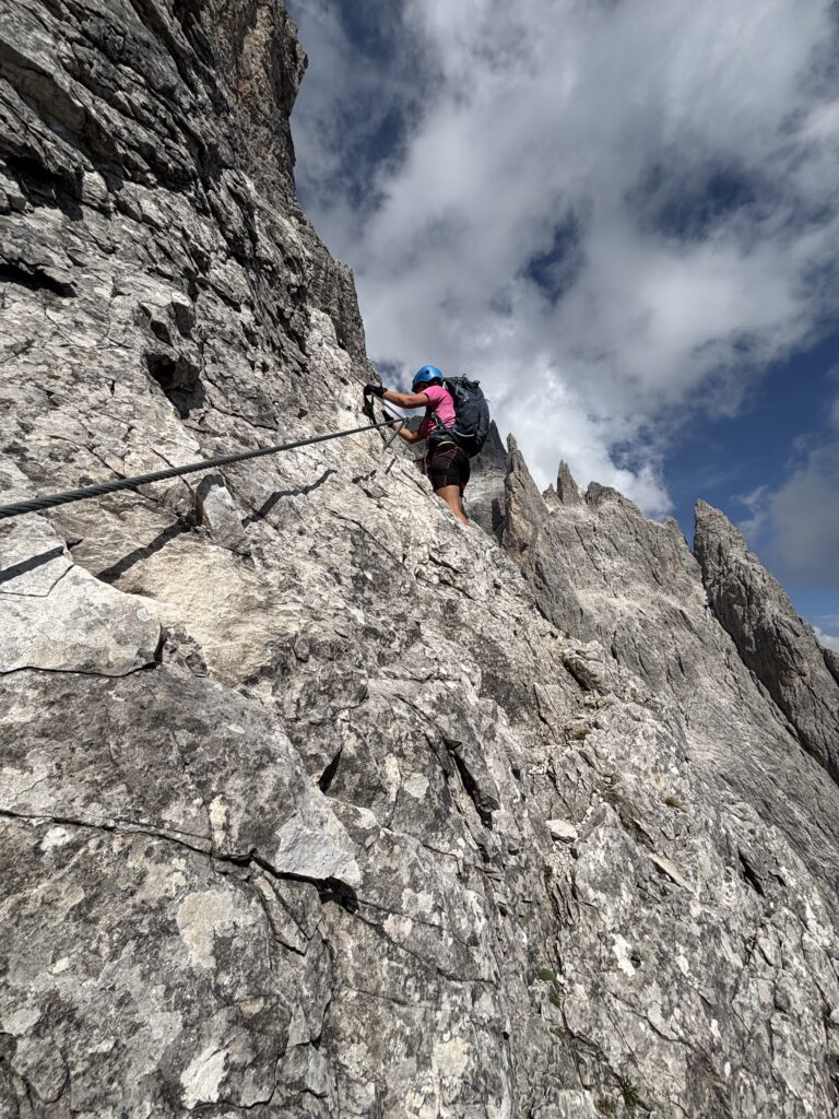 Moteris lipanti sunkia via ferrata Roghel