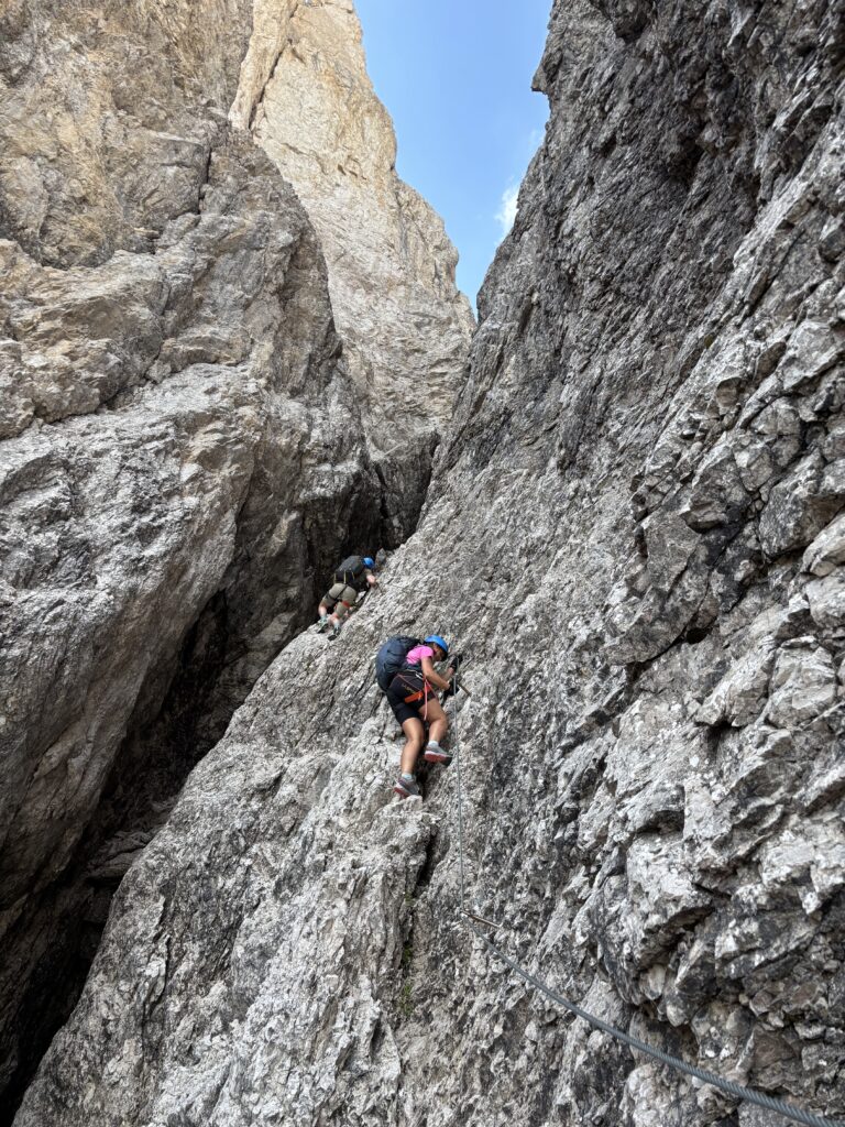 Žmonės lipantys sunkia via ferrata Roghel