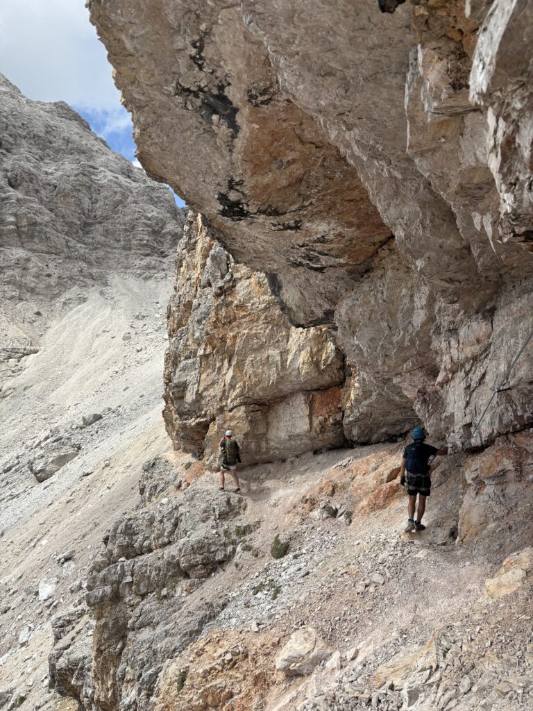 Vyrai einantys atbraila Via Ferrata Croda Dei Toni maršrute, Monte Popera Circuit