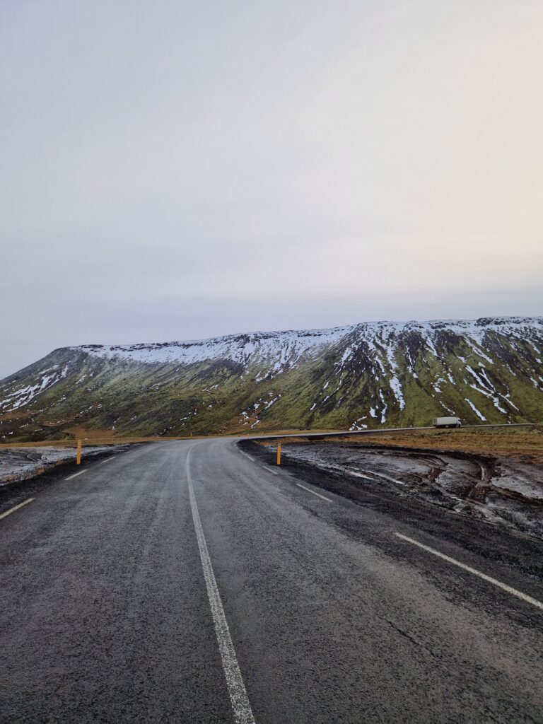 Kelias iki Kleifarvatn ežero su žalia kalva tolumoje