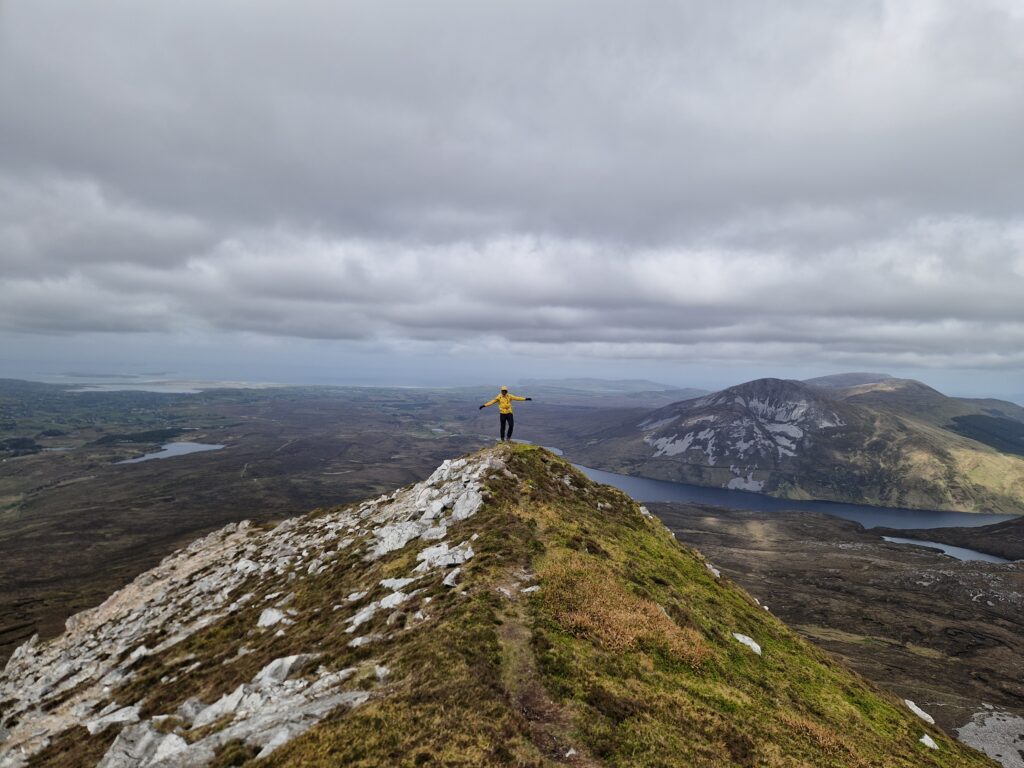 Vyras Errigal kalno viršūnėje, Airijoje