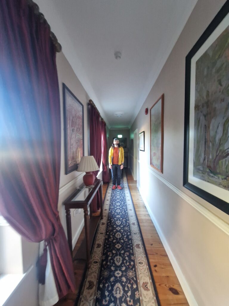 Svečių namų Adare Country House koridoriuje stovintis vyras