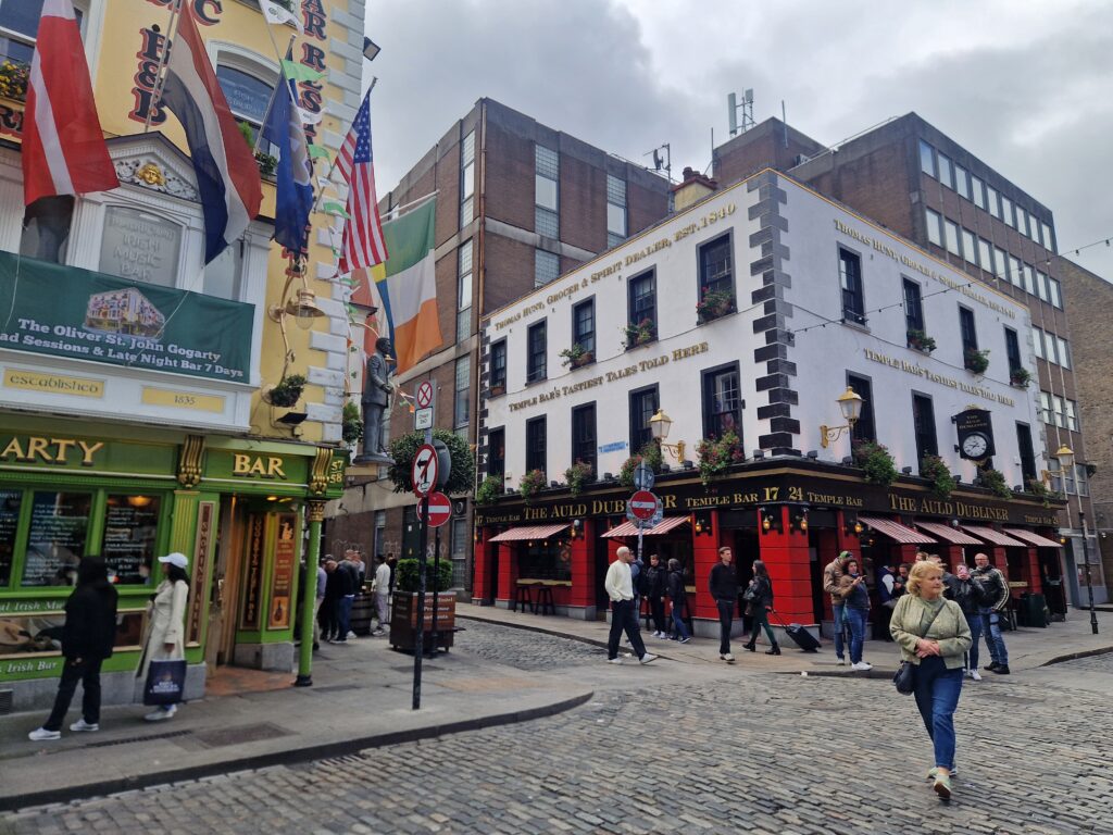 Dublino gatvelėse vaikštantys žmonės