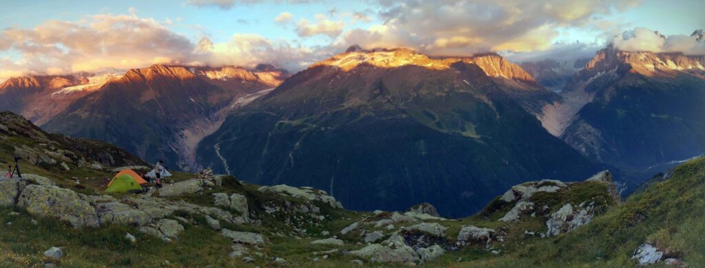 Saulėlydis prie Champex-Lac ežero Tour du Mont Blanc maršrute