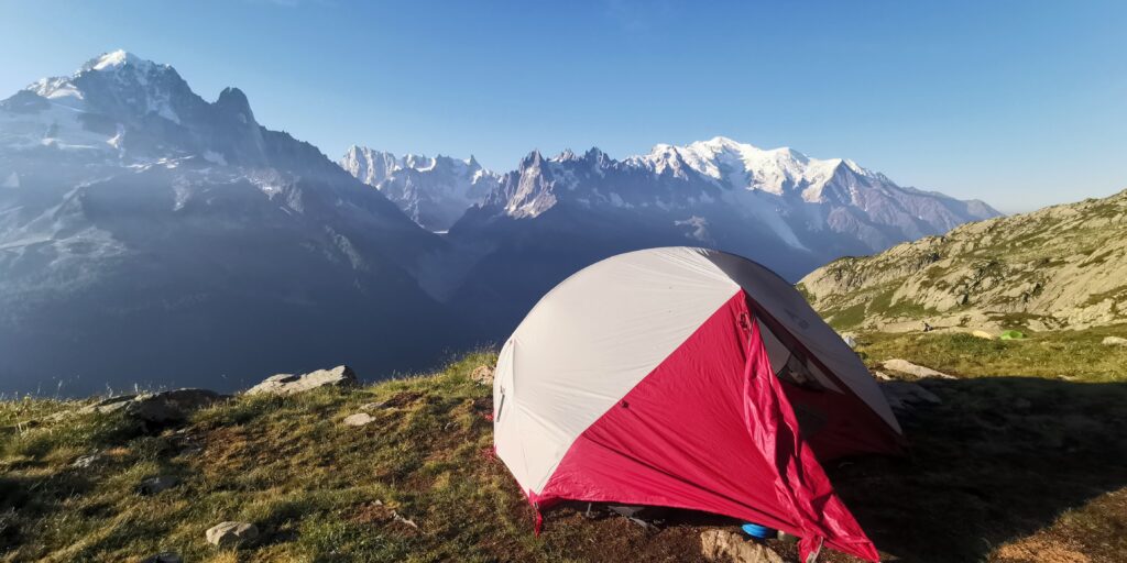 MSR palapinė prie Lac Blanc ežero su vaizdu į Monblaną, Tour du Mont Blanc maršrute