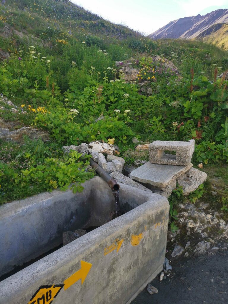 Vandens šaltinis laukinėje stovyklavietėje, Tour du Mont Blanc maršrute, nusileidus iš Col Ferret perėjos į Italijos pusę