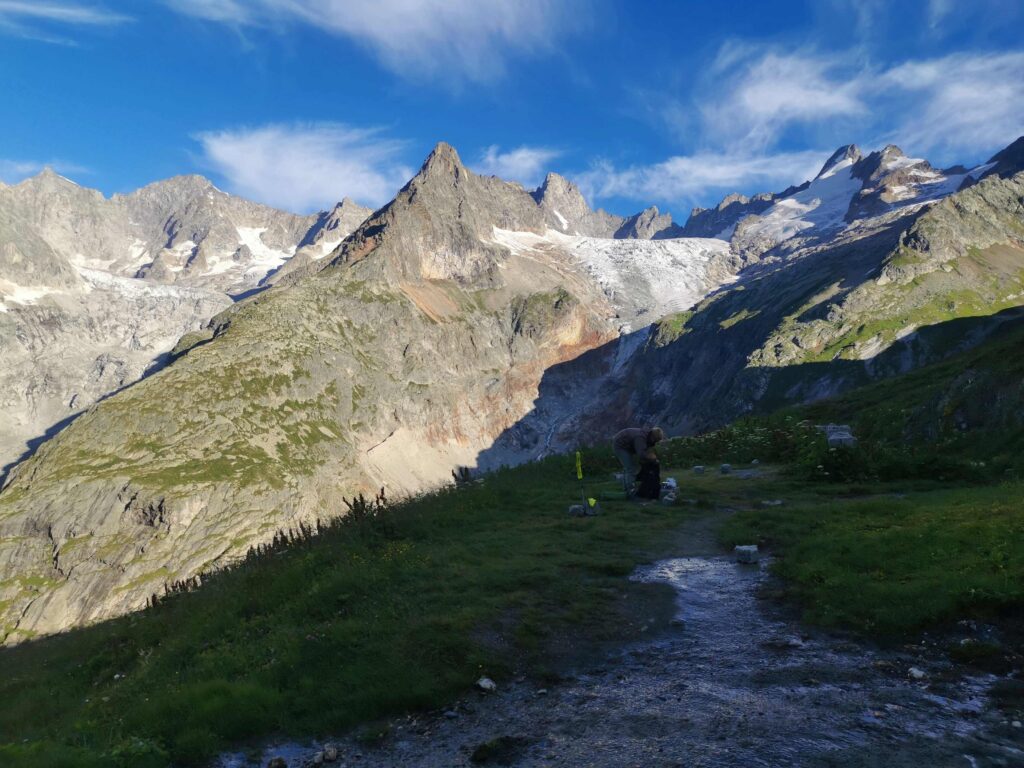 Laukinė stoyklavietė nusileidus iš Col Ferret perėjos į Italijos pusę