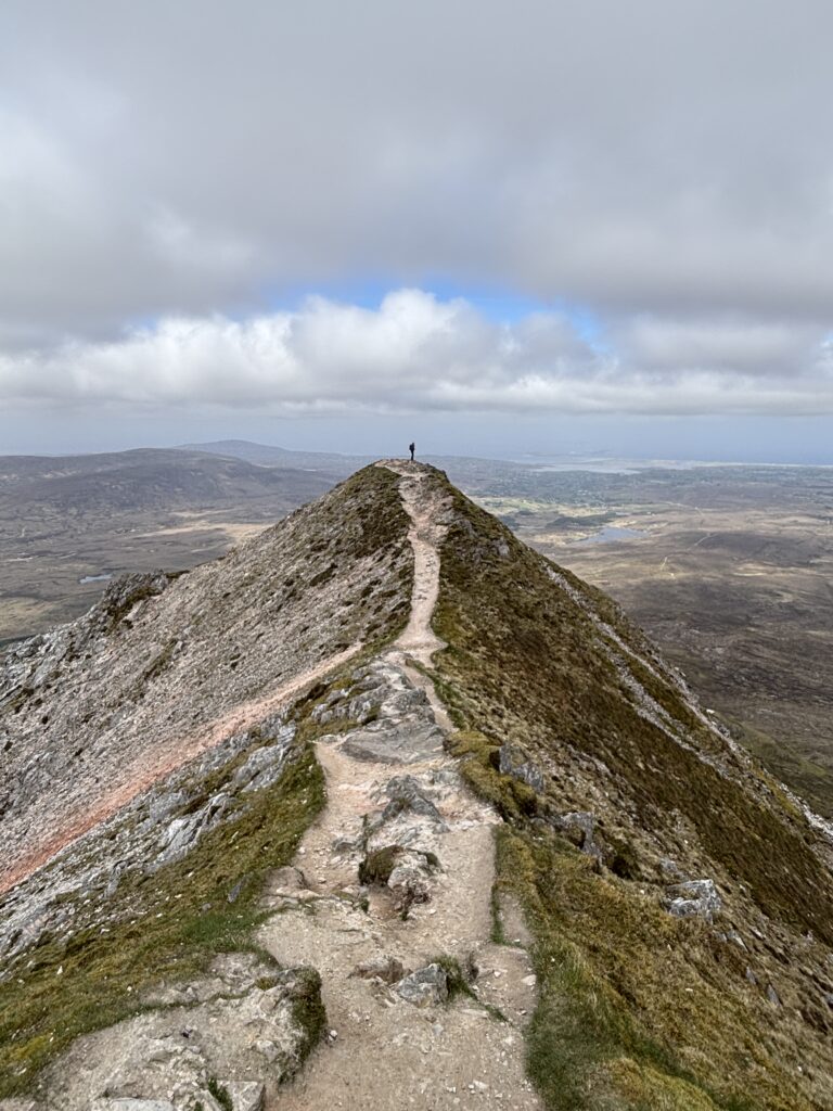 Žmogus ant Errigal kalno viršūnės