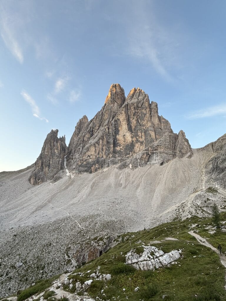 Croda dei Toni kalnas žiūrint iš Rifugio Zsigmondy Comici trobelės, Italijos Dolomitai