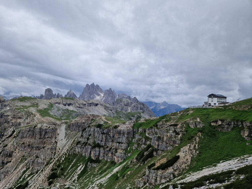 Via Ferrata de Luca – Innerkofler maršruto vaizdas su Rifugio Auronzo trobele