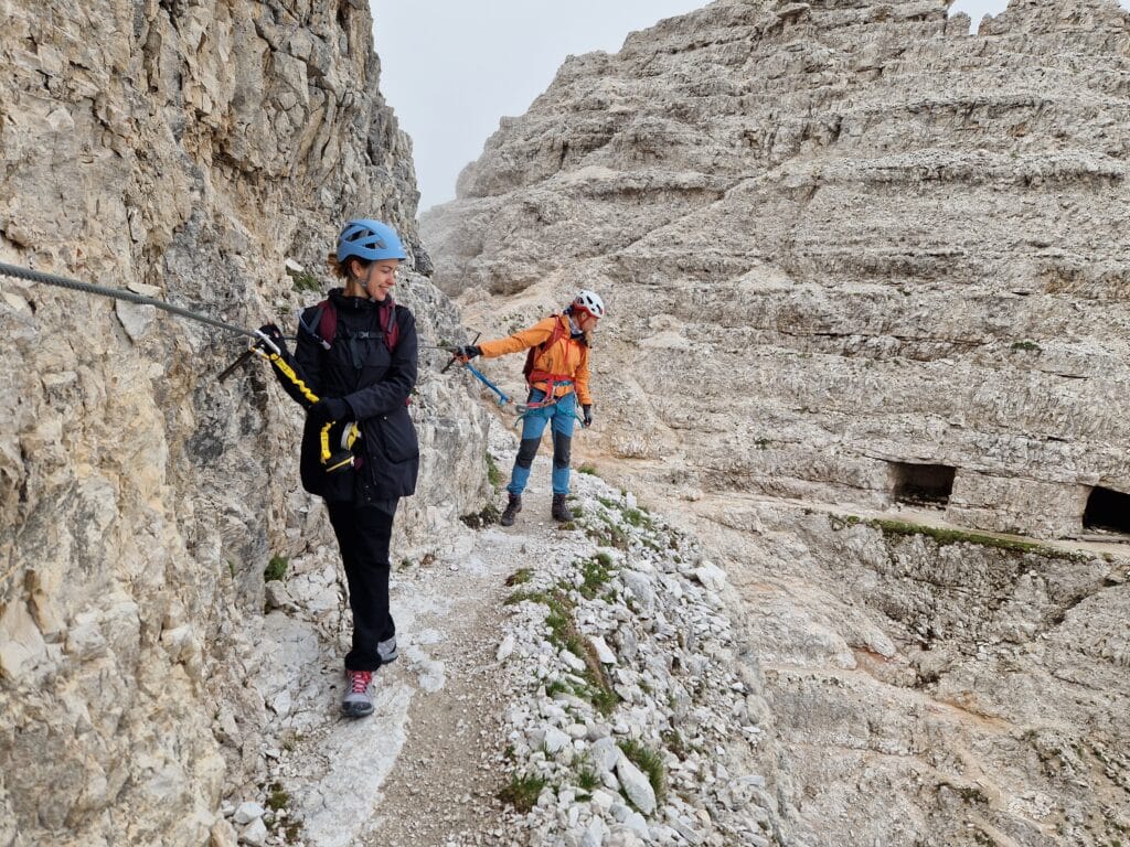 Via Ferrata de Luca – Innerkofler maršruto tako stovinčios dvi moterys