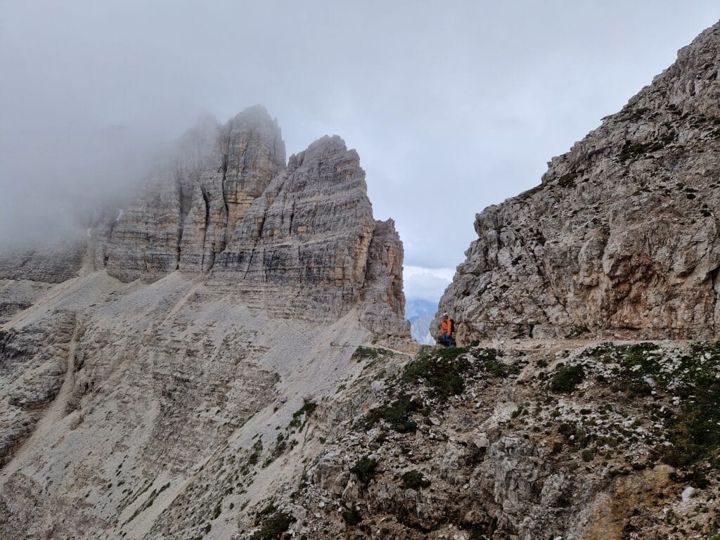 Via Ferrata de Luca - Innerkofler maršruto kalnai su per juos vingiuojančiu taku ir take stovinčia moterimi