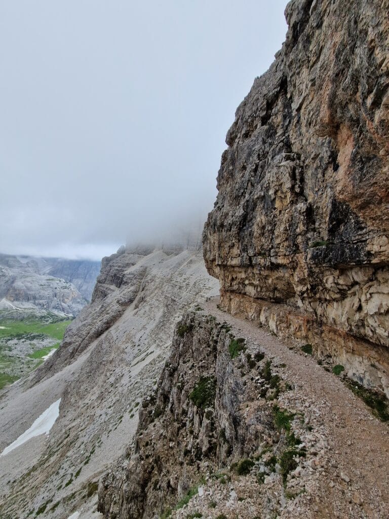 Via Ferrata de Luca – Innerkofler maršruto takas su stačia atbraila kairiame šone