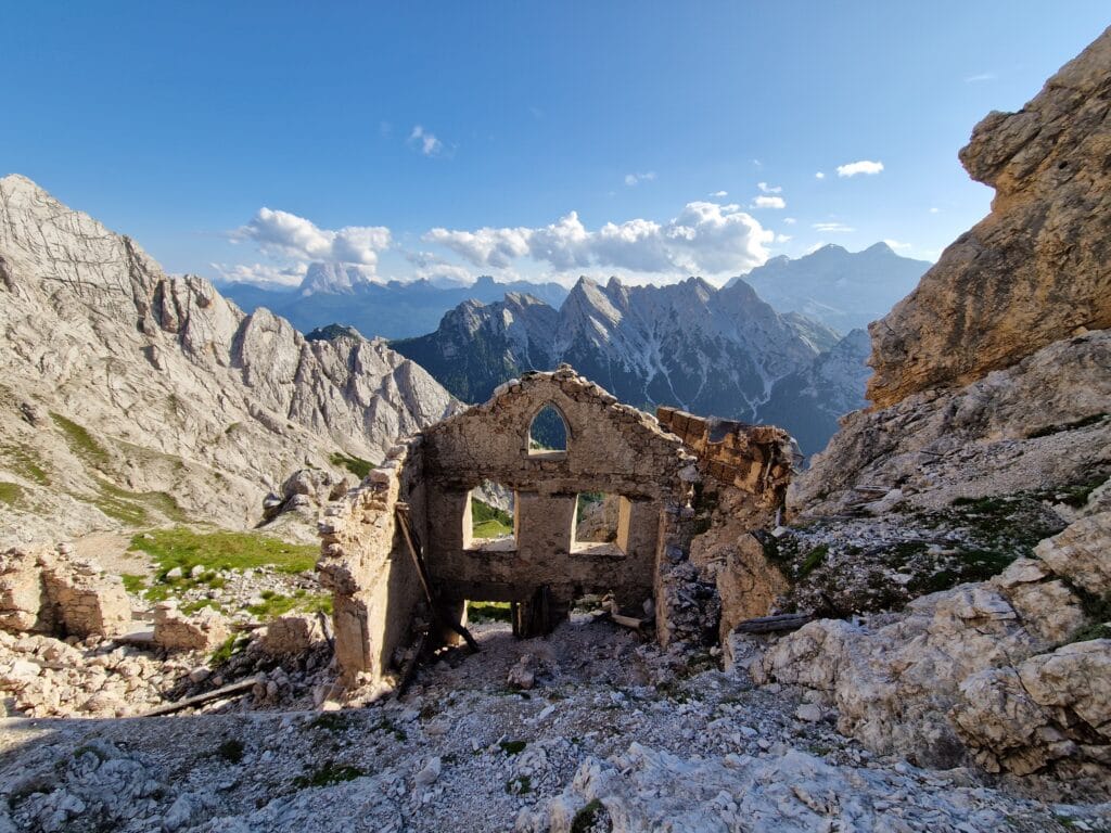 Pirmojo pasaulio karo pastato griuvėsiai Via Ferrata Ivano Dibona maršrute