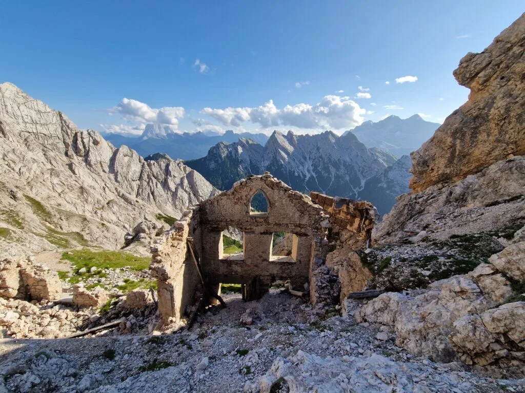 Pirmojo pasaulio karo pastato griuvėsiai Via Ferrata Ivano Dibona maršrute