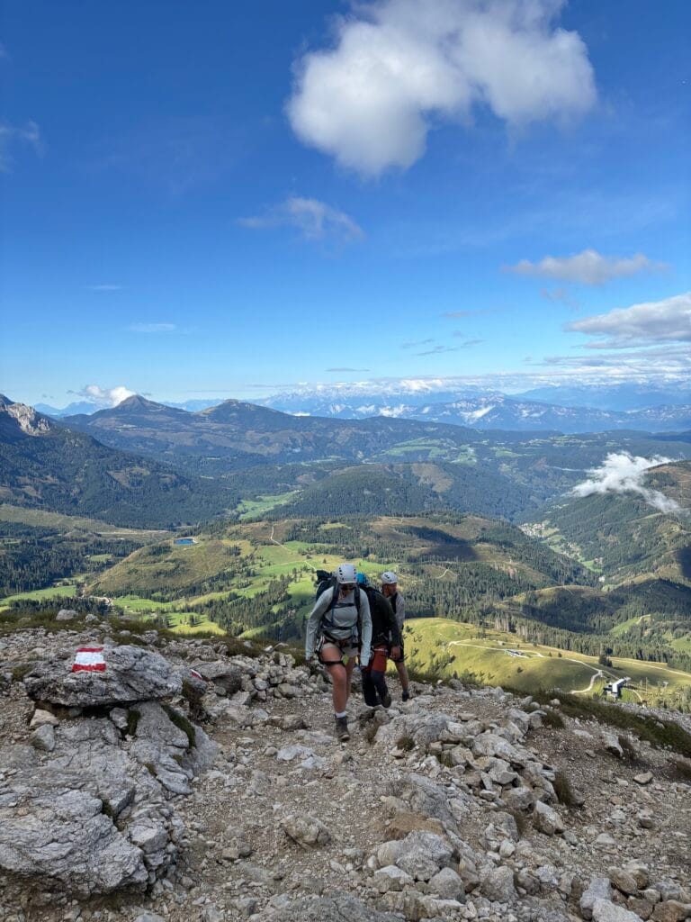 Vaizdai einant link Catinaccio Dolomitinių uolų, prieš lipant via ferrata Passo Santner