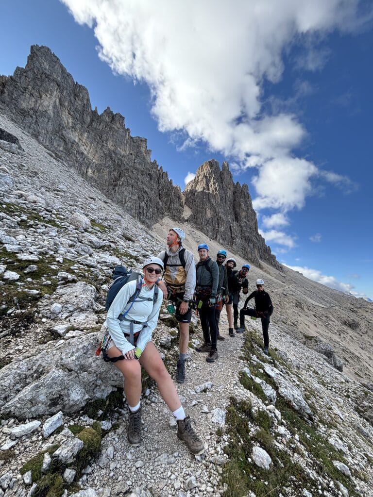 Vaizdai einant link Catinaccio Dolomitinių uolų, prieš lipant via ferrata Passo Santner