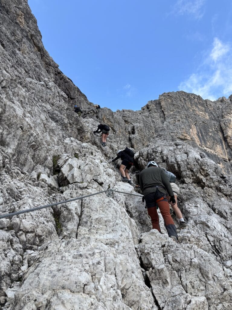Žmonės lipantys via ferrata Vallon maršrutu, vedančiu iki Piz Boe viršūnės