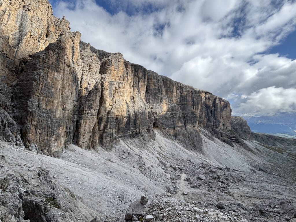 Vaizdai užkilus via ferrata Vallon maršrutu, vedančiu iki Piz Boe viršūnės Sella Dolomituose