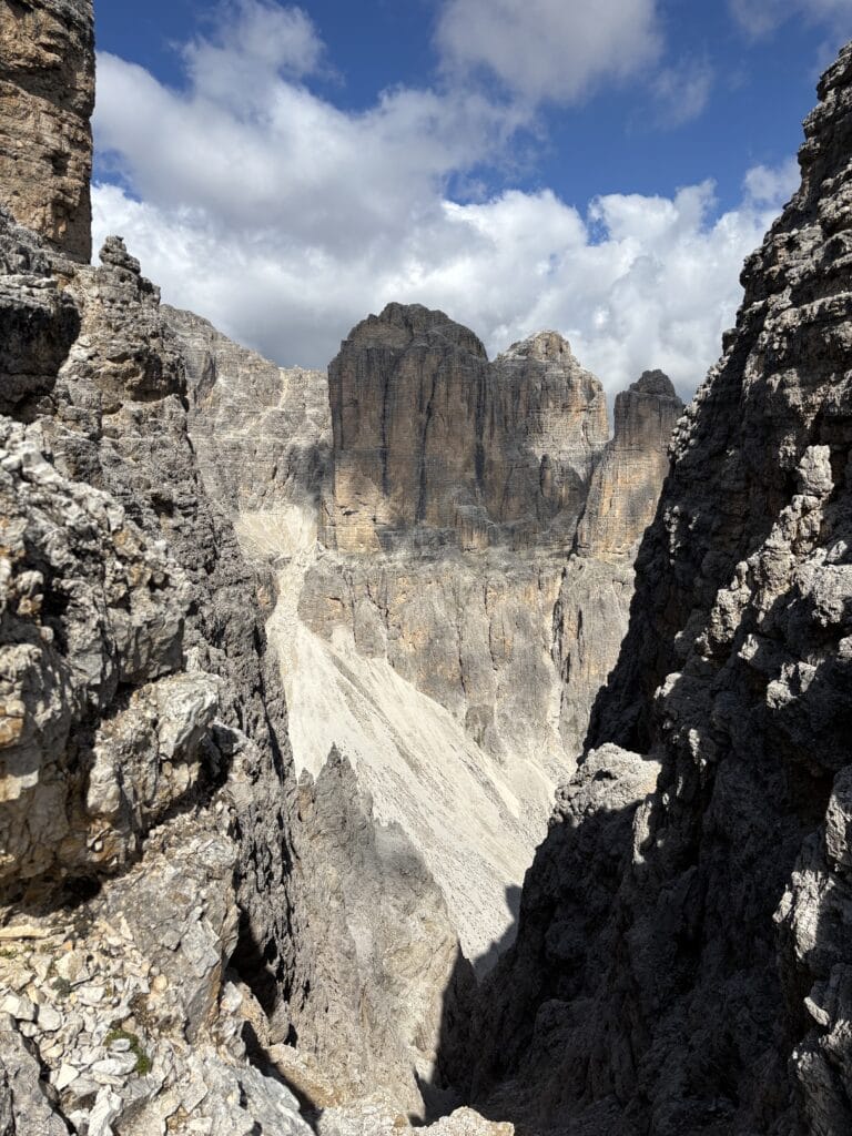 Vaizdai užkilus via ferrata Vallon maršrutu, vedančiu iki Piz Boe viršūnės Sella Dolomituose