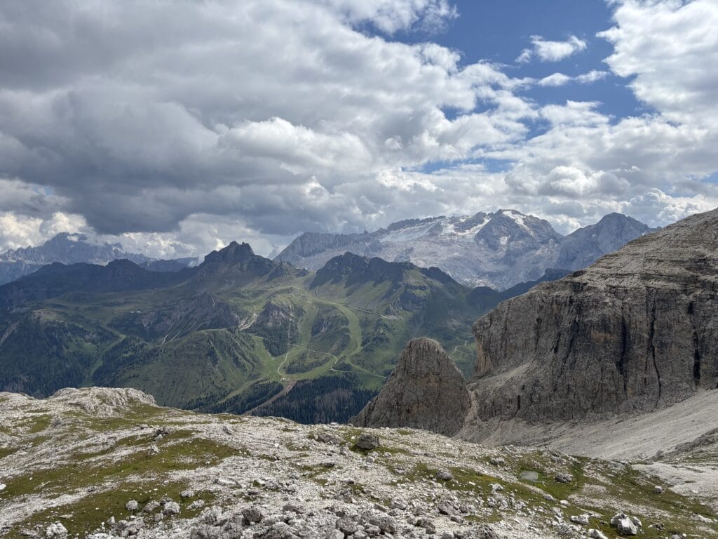 Aukščiausias Italijos Dolomitų kalnas Marmolada su vieninteliu dar neištirpusiu ledynu