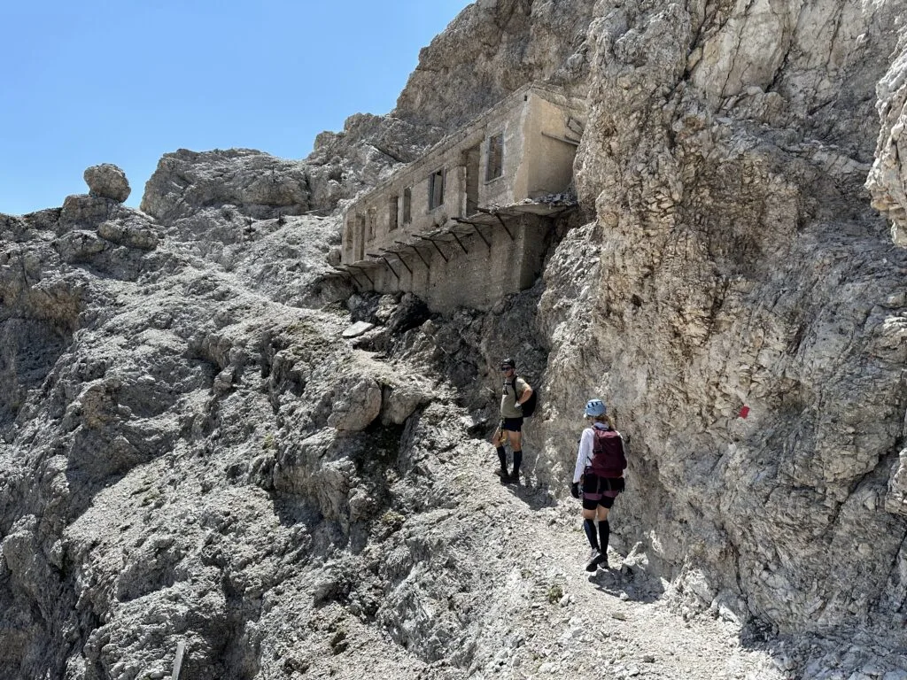 Pirmojo pasaulio karo pastato griuvėsiai Via Ferrata Ivano Dibona maršrute ir link griuvėsių einantys žmonės