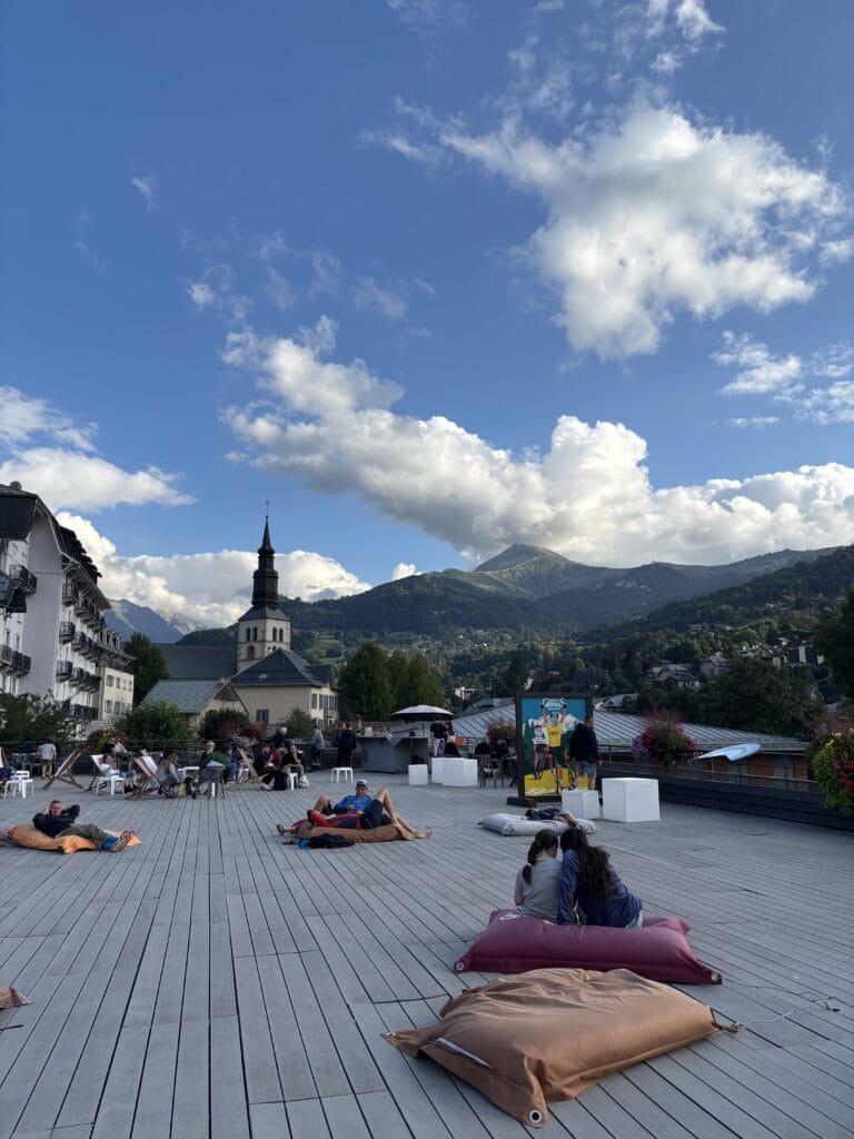 Terasoje sėdintys žmonės Saint-Gervais miestelyje 