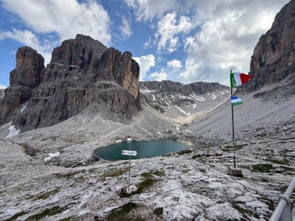 Lago Pisciadù ežeras, šalia Rifugio Pisciadù. Sela Dolomitai.