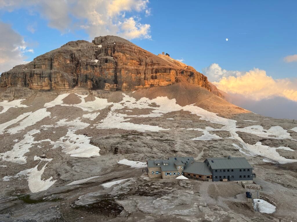 Saulėlydžio spalvos ant Piz Boe viršūnės ir Rifugio Boe