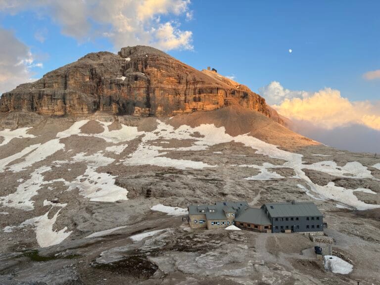 Saulėlydžio spalvos ant Piz Boe viršūnės ir Rifugio Boe